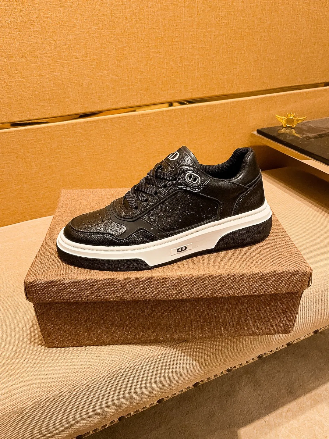 Men's shoes💰 440💰[Dior]🔥 High-end men's shoes brand official website 1:1 latest masterpiece: the upper is made of Italian imported first-layer cowhide with a comfortable and breathable lining➕original non-slip and wear-resistant outsole🔥, making walking more convenient and comfortable! An exclusive new model, a stunning work, a beautiful 1:1 replica [color] compared to the official quality! Create a fashionable personality to set off your uniqueness! A must-have for trendy men! Classic 🔥 Size: 38-44 Color: 🔥 2⃣️ colors available 🔥.